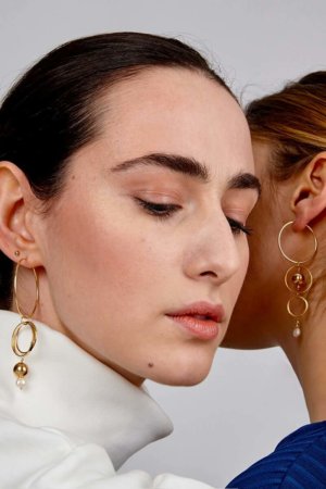 Melanie . Cool girls do wear pearls. Bold and creating a balance between elegance and attitude. A mis-matched statement pair of earrings