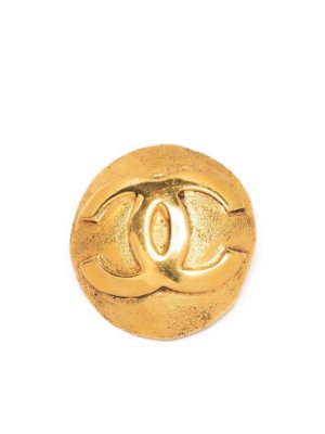 Chanel Pre-Owned 1990s CC-embossed brooch - Blue