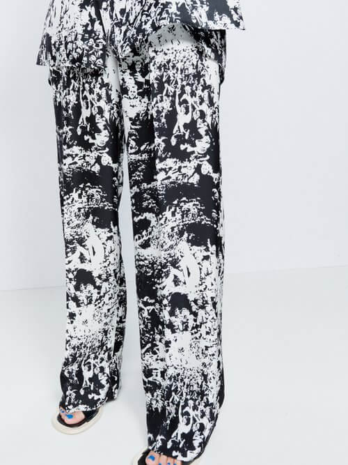 Raey - Crowd-print Silk Trousers - Womens - Black Print